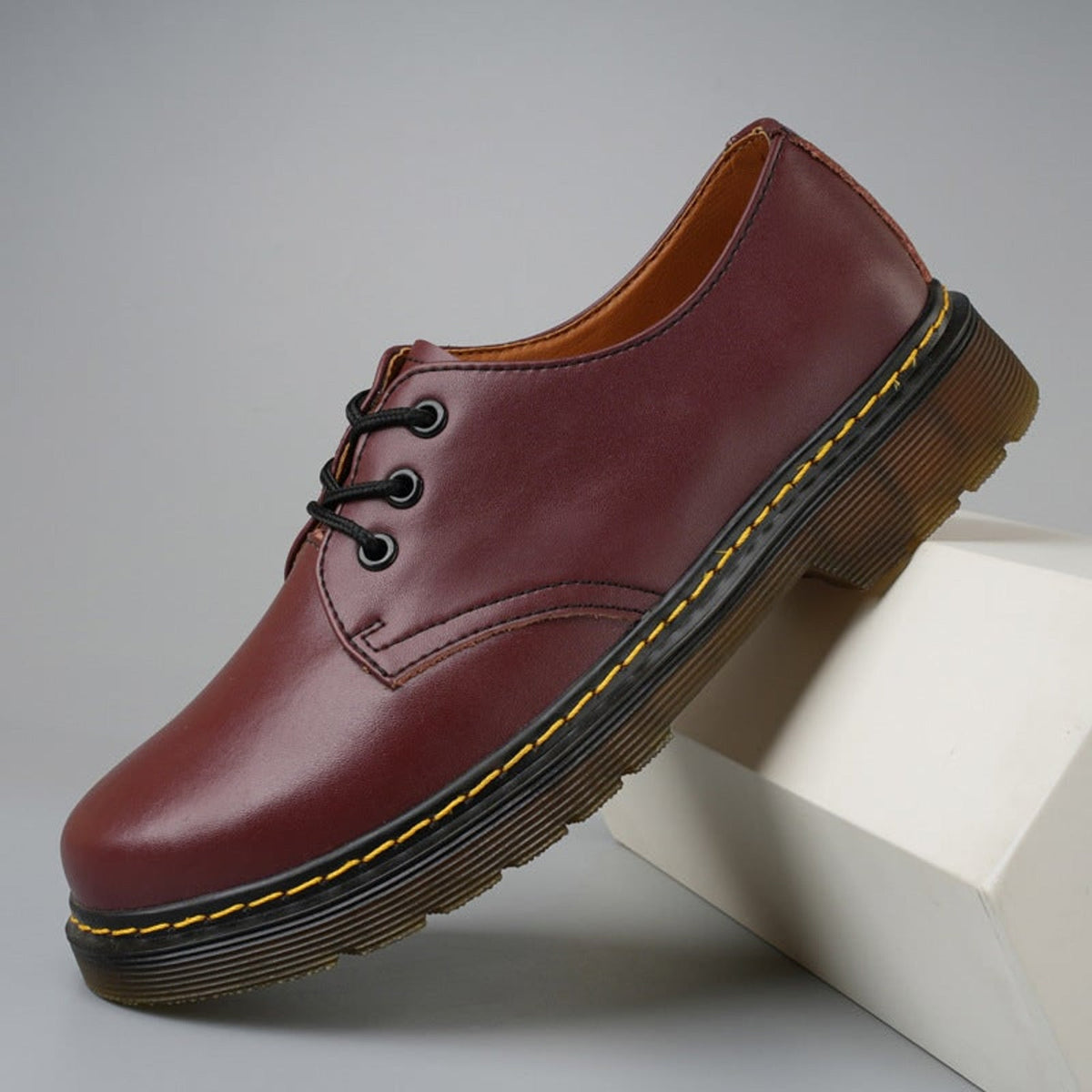 Leather lace-up shoes with round toe and cushioned sole