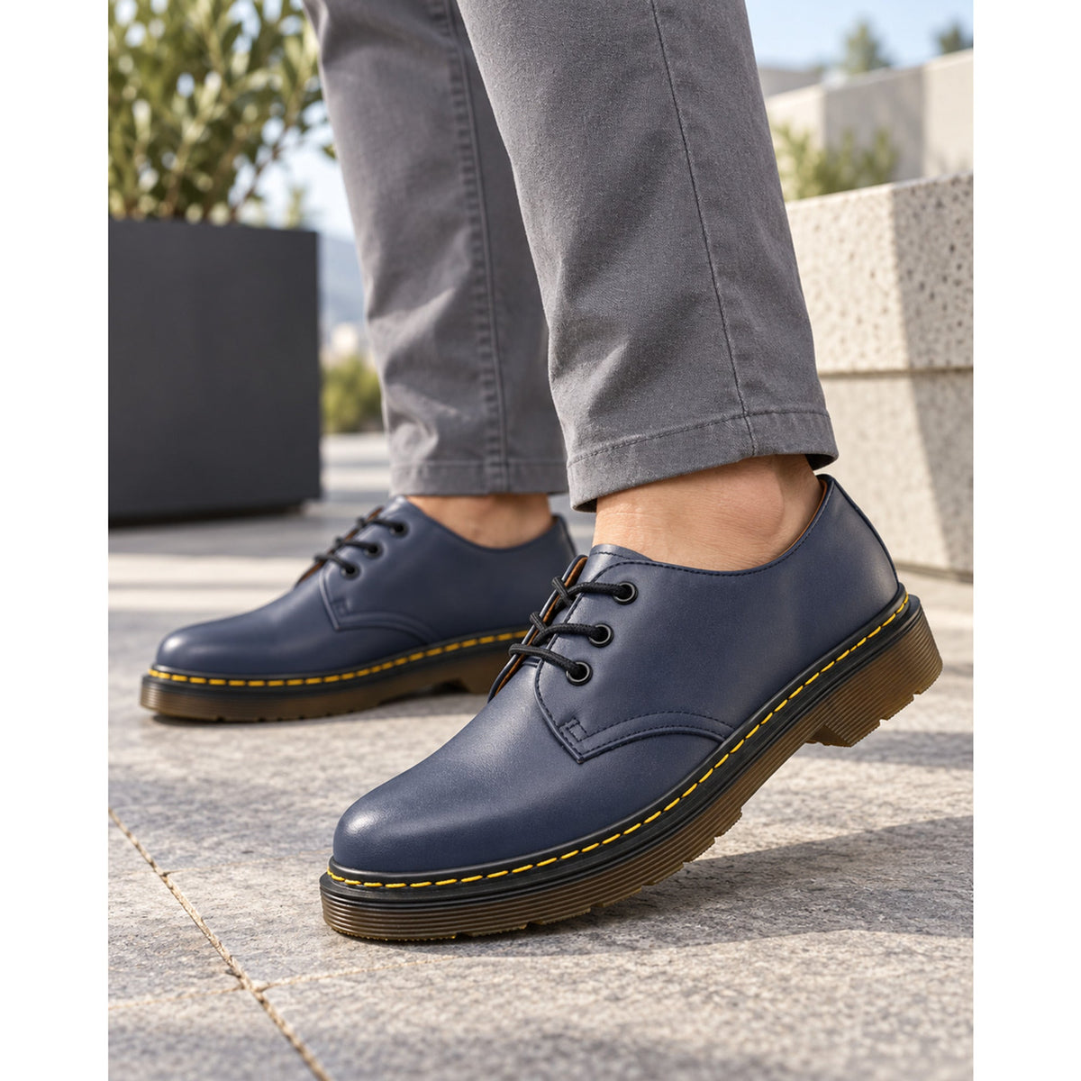 Leather lace-up shoes with round toe and cushioned sole