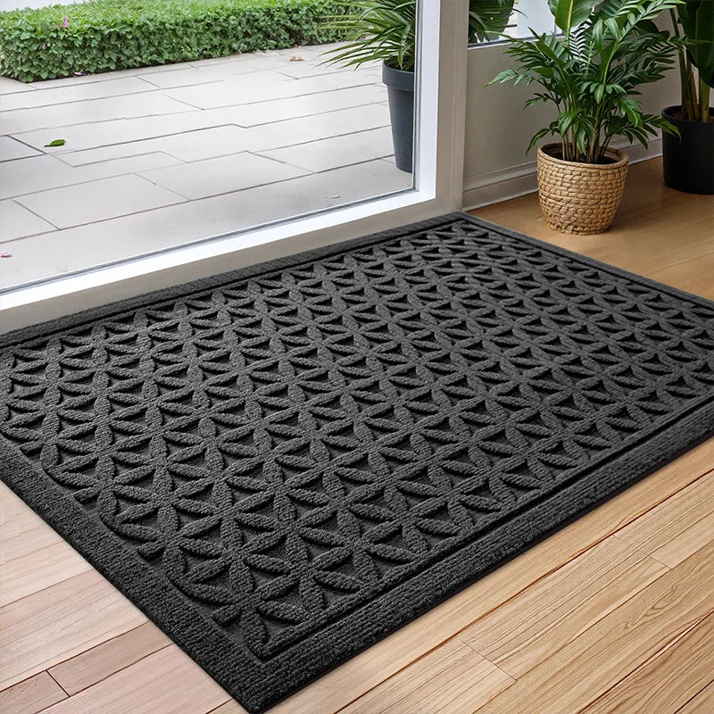 Water absorbent non-slip geometric door mat for indoor and outdoor entryways