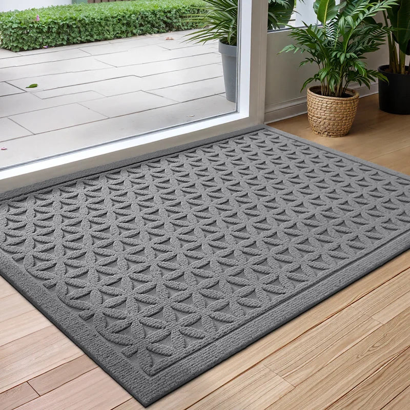 Water absorbent non-slip geometric door mat for indoor and outdoor entryways
