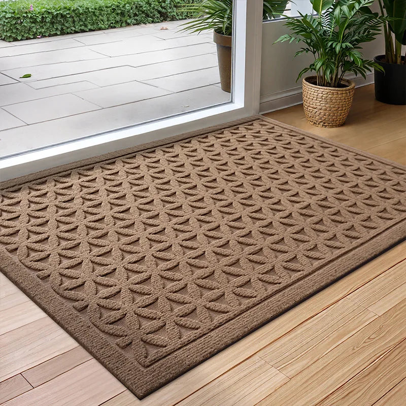 Water absorbent non-slip geometric door mat for indoor and outdoor entryways