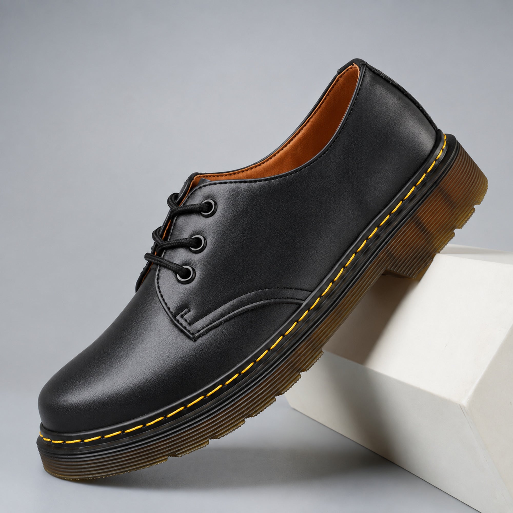 Leather lace-up shoes with round toe and cushioned sole