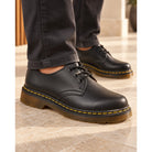 Leather lace-up shoes with round toe and cushioned sole