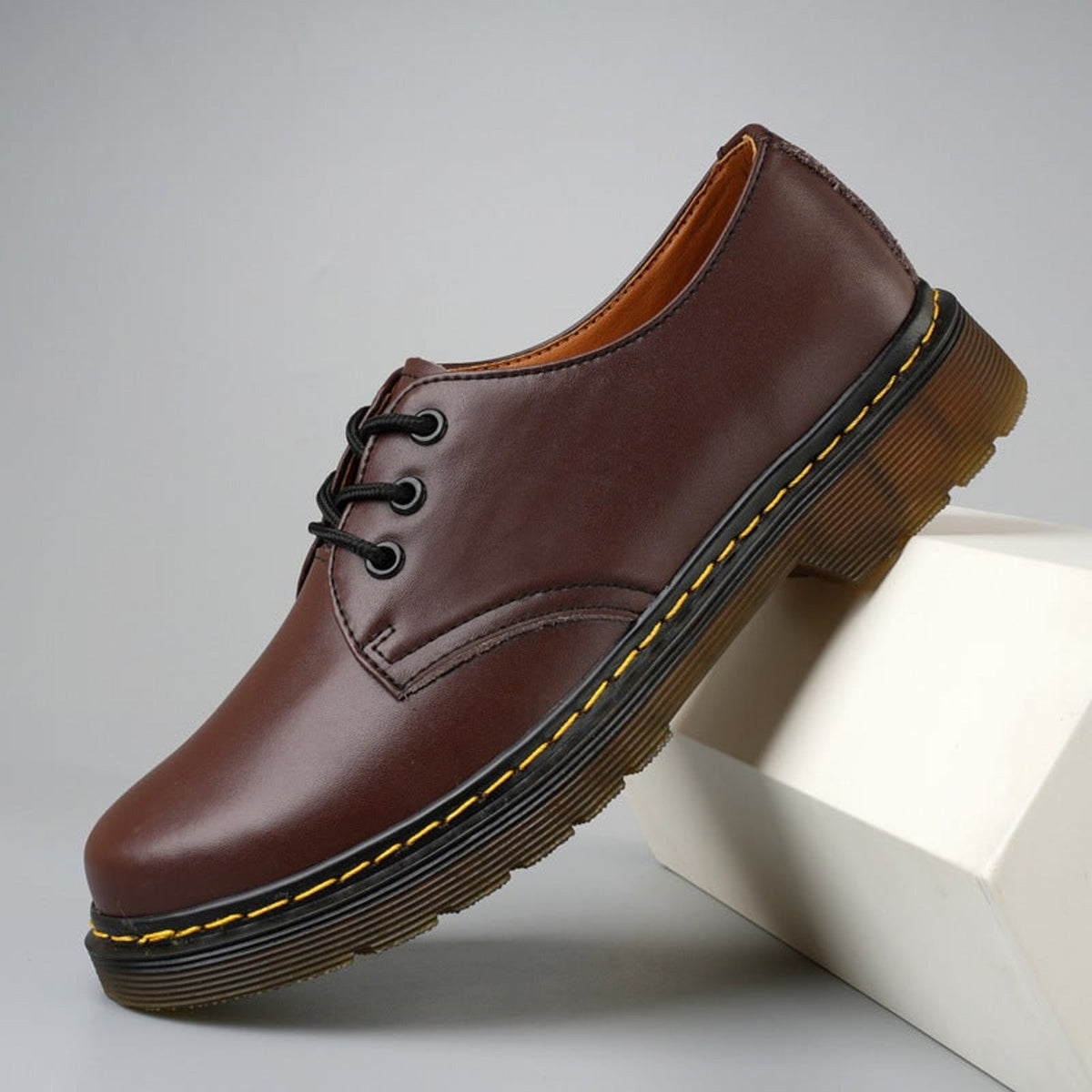 Leather lace-up shoes with round toe and cushioned sole