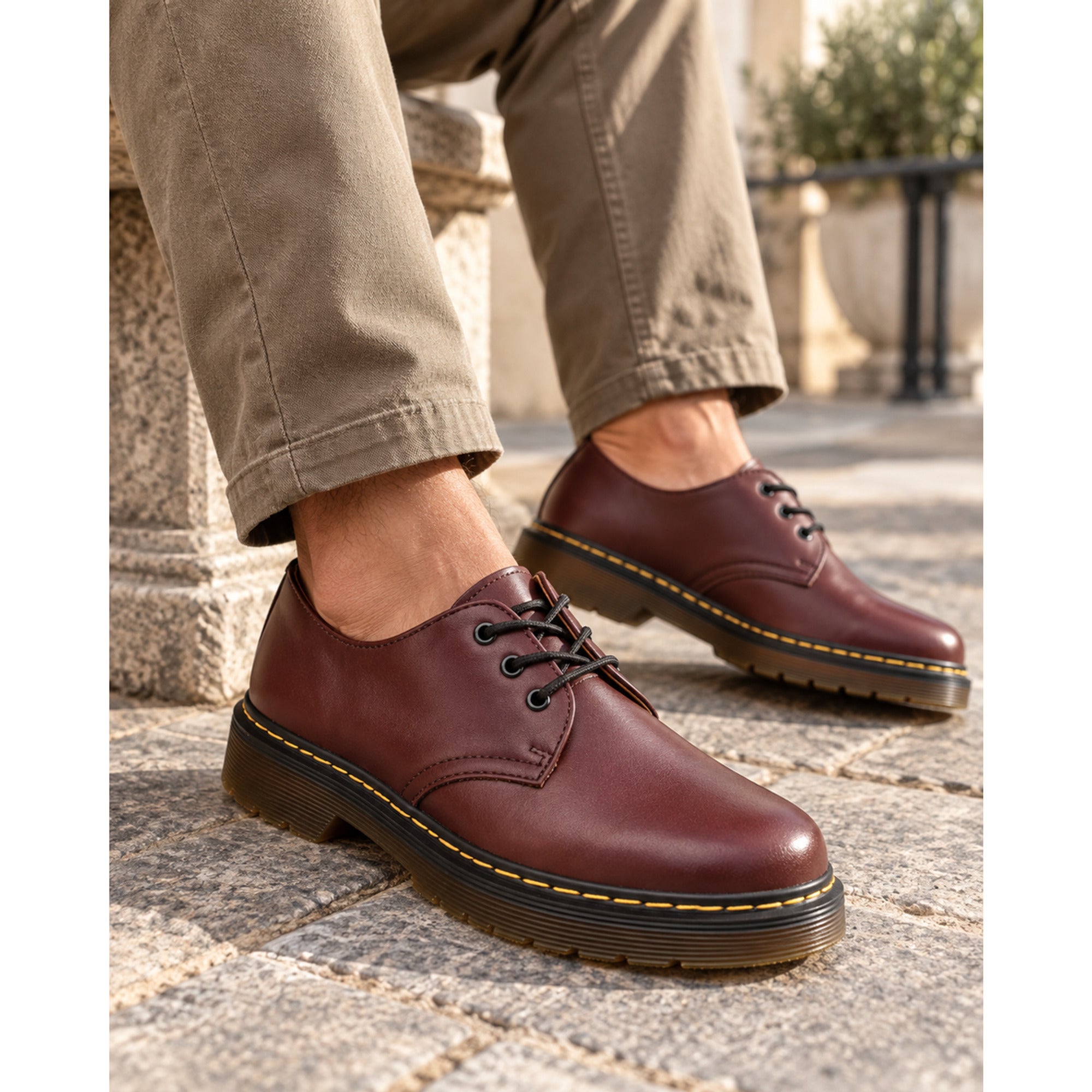 Leather lace-up shoes with round toe and cushioned sole